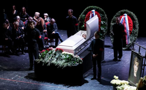 Владимир Путин направил венки на прощание с Верой Алентовой