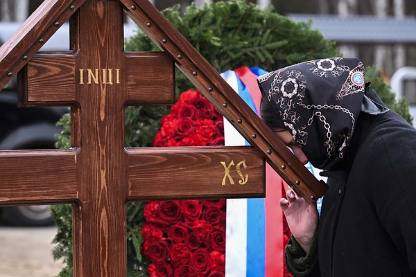 Россиянам присылают в цинковых гробах тела неизвестных бойцов СВО. Как семьи военных хоронят чужих и почему так происходит