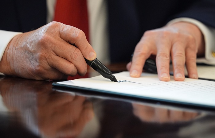 РўСЂР°РјРї РїРѕРґРїРёСЃР°Р» СѓРєР°Р· Рѕ Р·Р°С‰РёС‚Рµ РІ РЎРЁРђ РґРѕС…РѕРґРѕРІ РѕС‚ РІРµРЅРµСЃСѓСЌР»СЊСЃРєРѕР№ РЅРµС„С‚Рё