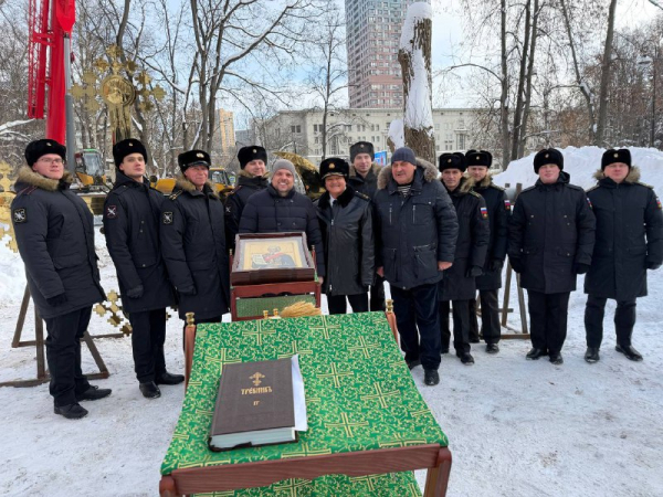 В Москве освятили крест на главный купол строящегося храма Феодора Ушакова
