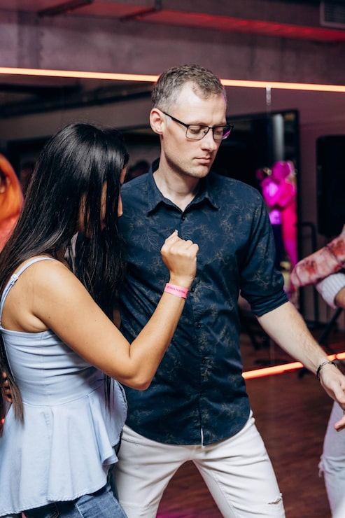 Как научиться танцевать в клубе парню если стесняется