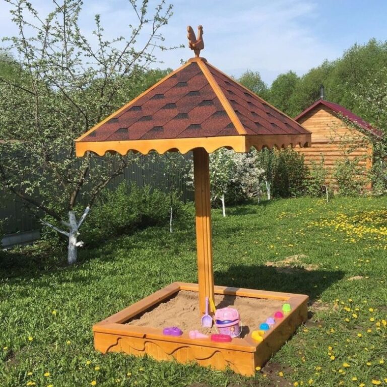 Песочница своими руками с деревянных досок со скамейкой и крышкой (82 фото)