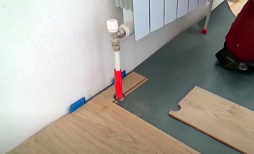 Как плотно подогнать ламинат к трубам отопления? | DIY — как сделать самому!
